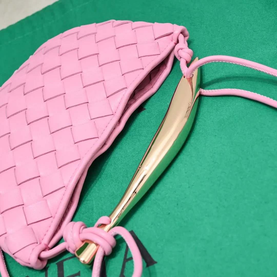 Batch of 1260 BV Mini Sardine is coming‼ ️Super high-end, stainless steel hardware + 24k real gold plating process, fish scales (concave and convex positions) are the finishing touch, the sardine bag that can be carried cross-body is completely beautiful to the heart. The metal element handle and weaving are perfectly combined to completely integrate the artistic sense and elegance and fashion. It is really like a work of art🏺The large size is elegant, the small size is exquisite and cute, a must-have item for fashionistas, and the details are perfectly reproduced. Style number: 6680# Size 20*12*2.5